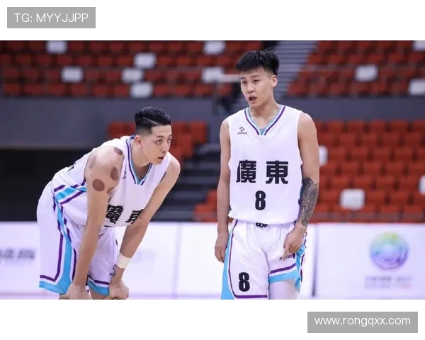 沈梓捷：从青涩少年到篮球明星的成长之路与奋斗历程